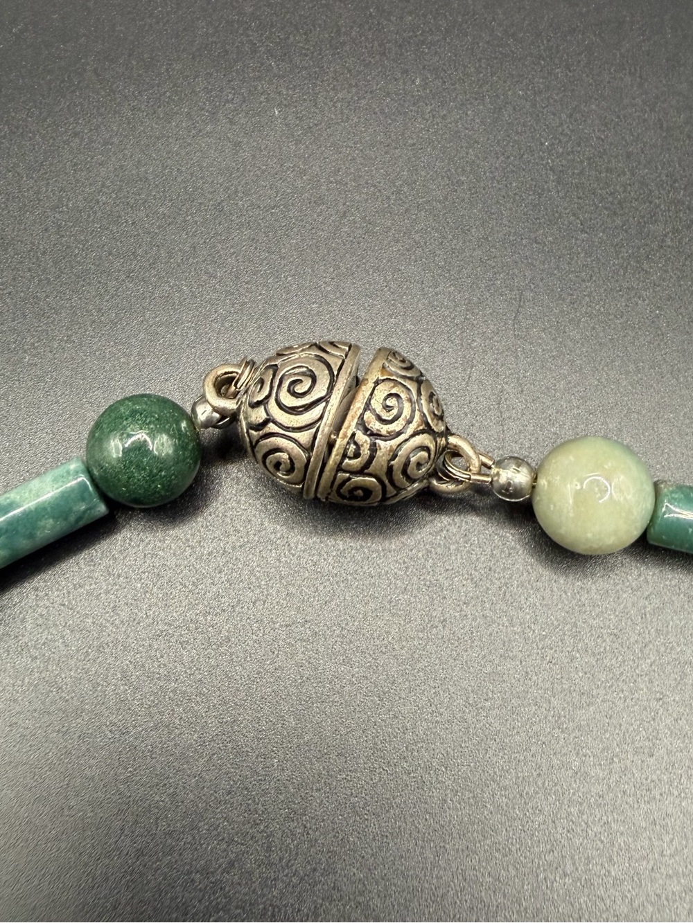 Vintage Green Gemstone Necklace Round Stones 20IN Magnetic Clasp Chain Silver - Picture 4 of 5